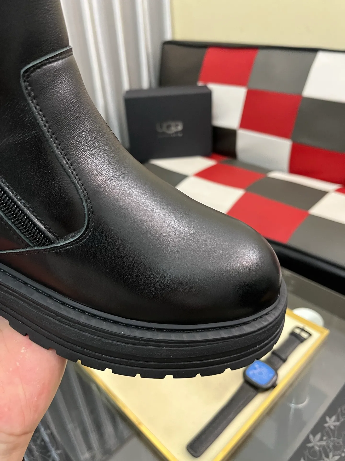 Ex-factory price: 680⌚️⌚️Thick wool imported from Australia Brand: UGG genuine purchasing agent Size: 39-44 (45 customized) Grade: Official website 1:1 Material: First layer of genuine leather waterproof and antifreeze upper Real wool lining Original non-slip and wear-resistant outsole Style category: Men's casual shoes Trendy style Comfortable on the feet Color: Official website color synchronization